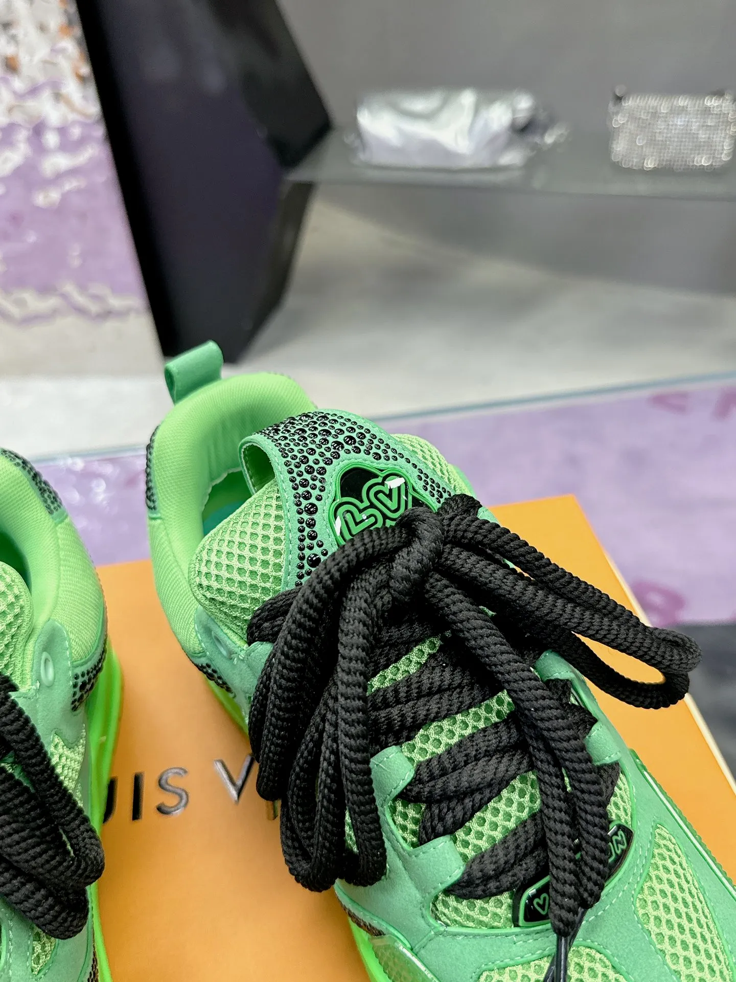 Men's shoes 💰900❤️❤️❤️ 𝙇𝙑 Bread shoes have added new colors 💓 Craftsmanship series 𝟐𝟎𝟐5/𝐒𝐒 𝐧𝐞𝐰 Louis Vuitton catwalk skate shoes are popular, LOUIS VUITTON Trainer is undoubtedly one of the most successful Sneakers launched by luxury brands, but the pace of exploration will not stop. LOUISVUITTON will also bring a new series of skateboard shoes in the spring of 2025. The new series in the picture returns to the 90s Chunky Skate Shoes look and feel. The uppers are made of leather and mesh. The fat silhouette and thick shoelaces are very eye-catching. It is expected to have quite a few colors like the Trainer. Judging from the previous DIOR show skate shoes, this chunky style may be even stronger next year. 💎 Size: Female 35-40 Male 39-46